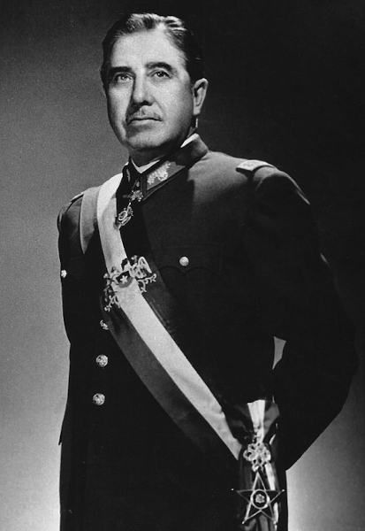 Fotografia oficial do ditador Pinochet em 1974. 