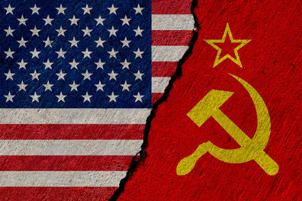 Bandeira dos Estados Unidos e da União Soviética sobrepostas. 