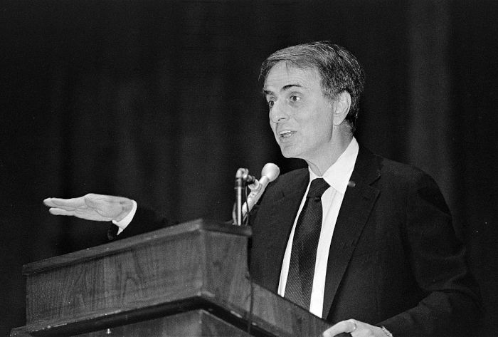 Fotografia de Carl Sagan, foi um dos grandes cientistas da história e autor do livro “Cosmos”. 