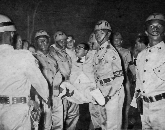 Carlos Lacerda amparado por policiais após o atentado na Rua Tonelero.