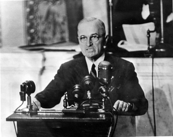 Harry Truman em discurso, o presidente que criou a Doutrina Truman.