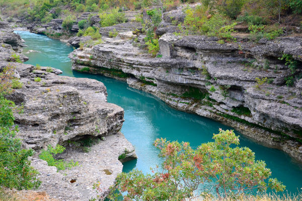 Rio Vjosa, um dos rios da Península Balcânica (Bálcãs).