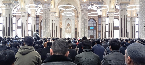 Interior de mesquita islâmica no Tajiquistão.