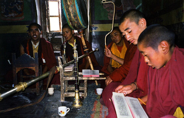 Monges budistas no Mosteiro de Lamayuru lendo textos sagrados em Ladakh, Índia, berço dessa religião.