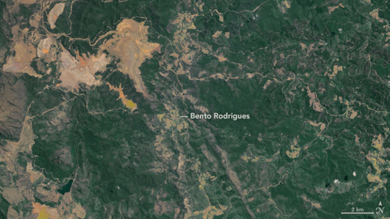 Rompimento da barragem de Mariana.
