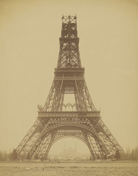 Construção da Torre Eiffel, um dos grandes símbolos da Belle Époque.