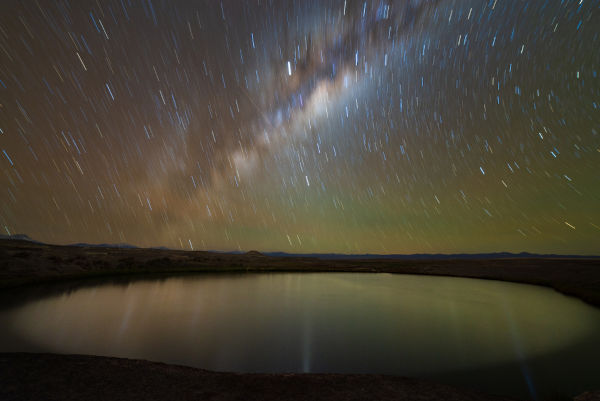 Luminescência atmosférica no céu do Deserto do Atacama, diferindo-se da aurora boreal.