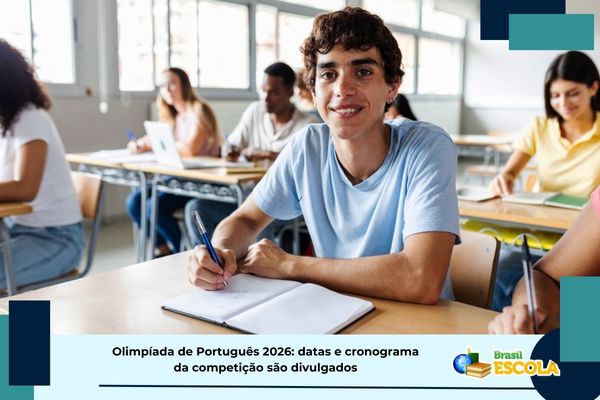 Estudante sorrindo em sala de aula