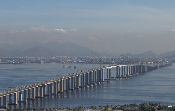 Ponte Rio-Niterói, no RJ, um dos projetos de infraestrutura da fase do milagre econômico brasileiro.