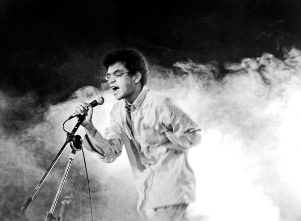 Renato Russo, vocalista e líder da banda Legião Urbana, cantando.