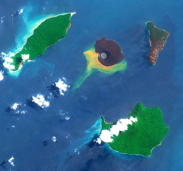 Vista aérea do arquipélago onde está o Anak Krakatoa, cuja abertura da caldeira é visível na imagem de satélite acima.