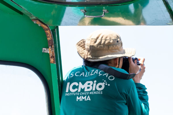Profissional ligada ao ICMBio (Instituto Chico Mendes de Conservação da Biodiversidade) capturando fotos.