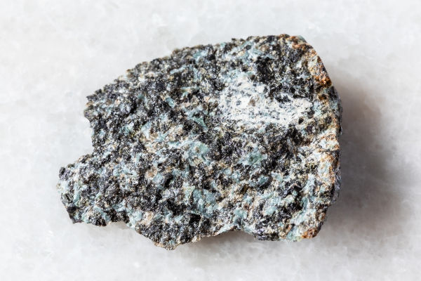 Gabro, um tipo de rocha ígnea intrusiva.