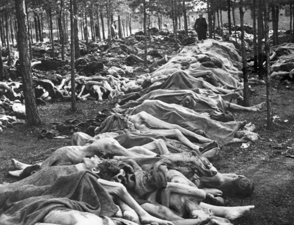 Imagem forte Corpos amontoados de pessoas executadas em câmaras de gás, durante a Solução Final dos nazistas. 