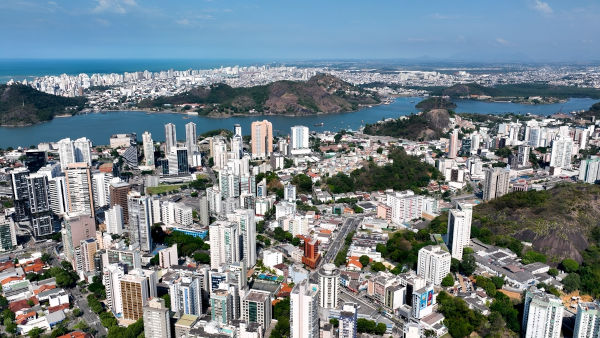 Vista aérea de Vitória, uma das metrópoles brasileiras.