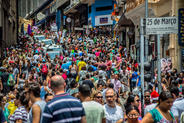 Multidão na Rua 25 de Março, no Brasil, um dos países mais populosos do mundo.