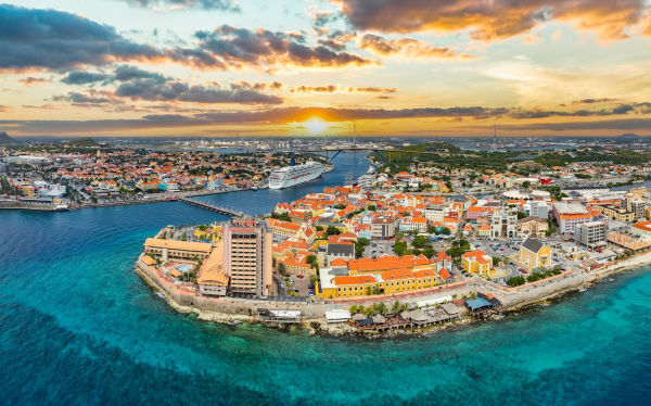 Vista aérea de Willemstad, capital de Curaçao.
