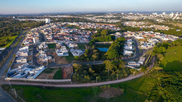 Condomínio fechado mais afastado da cidade, um exemplo de migração intraurbana e uma alternativa ao êxodo urbano.