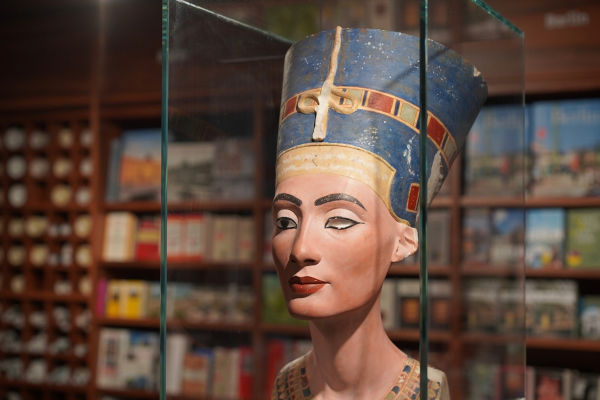 Busto de Nefertiti, rainha do Egito, exposto em um museu, na Alemanha. 