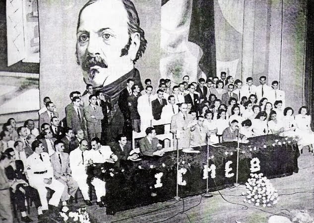 I Congresso de Mocidades Espíritas do Brasil, no Rio de Janeiro, em 1948, com a imagem de Kardec ao fundo. 