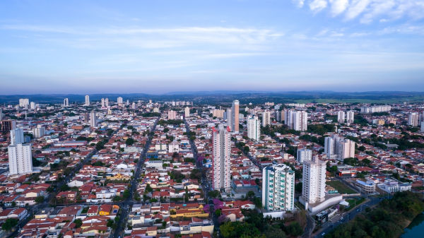 Cidade brasileira fazendo alusão ao êxodo urbano no Brasil.
