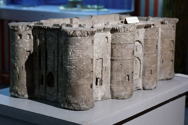 Maquete da Bastilha feita com uma pedra que compunha a Bastilha antes da Queda da Bastilha (ou Tomada da Bastilha).
