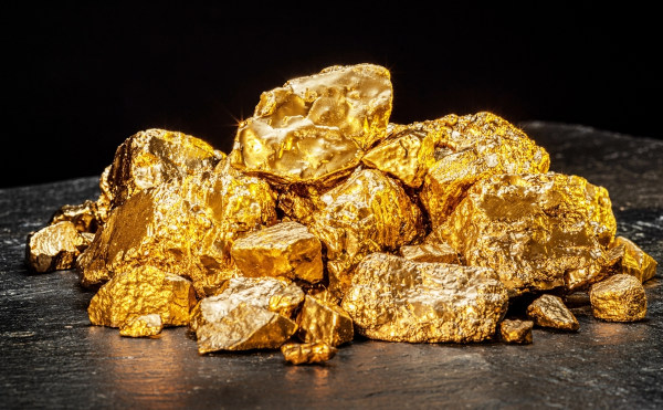 Pepitas de ouro, um minério presente no Brasil.