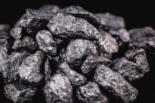 Pedras de nióbio, o mineral cuja maior reserva se encontra no Brasil.