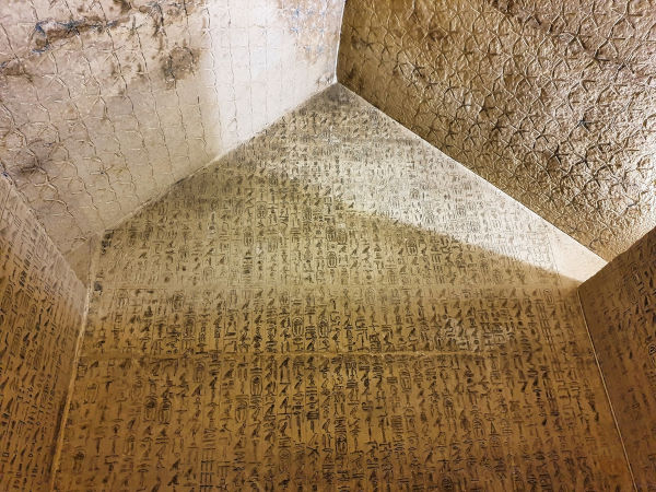 Inscrições no interior da Pirâmide de Una, a menor pirâmide do Egito datada do Antigo Império.