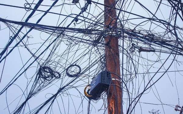 Poste com fios elétricos emaranhados, um exemplo de poluição visual. 