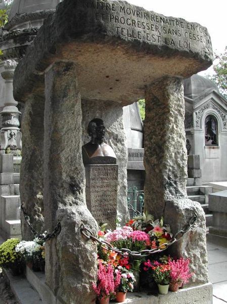 Túmulo de Hippolyte Léon Denizard Rivail (Allan Kardec), no Cemitério do Père-Lachaise, em Paris, França.