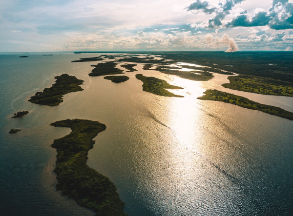 Vista do Rio Paraná, importante rio para a Região Centro-Oeste do Brasil.