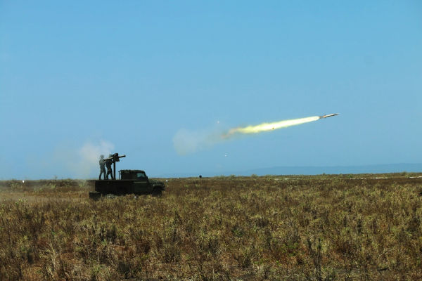 Míssel de curto alcance sendo lançado, um exemplo de arma nuclear tática.