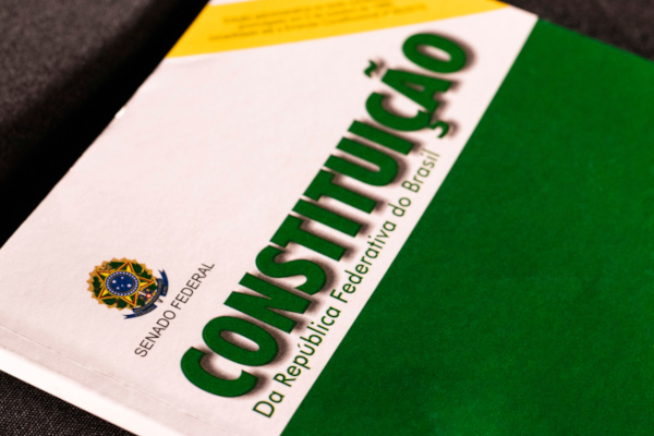 Capa da Constituição Federal do Brasil.