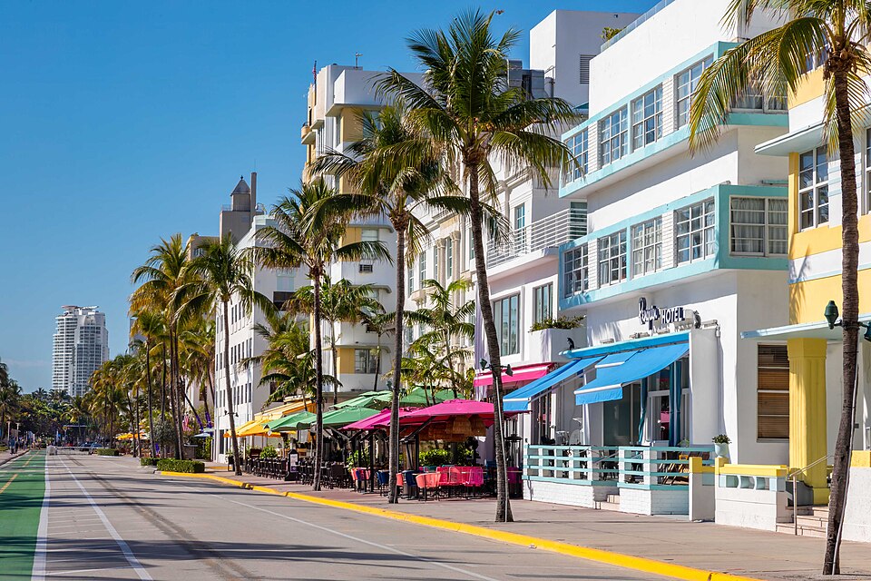 Ocean Drive em South Beach, uma das ruas mais famosas dos Estados Unidos por seus edif&iacute;cios em estilo Art D&eacute;co.