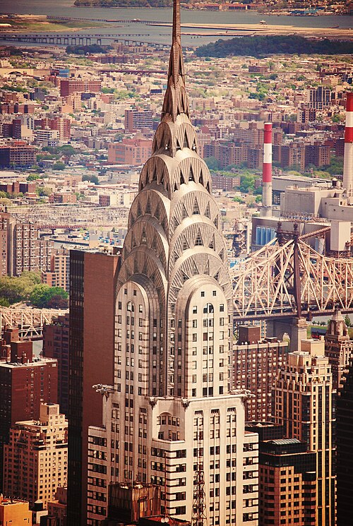 O Chrysler Building, em Nova York, talvez o edif&iacute;cio Art D&eacute;co mais famoso do mundo, com sua torre de a&ccedil;o inoxid&aacute;vel.[6]