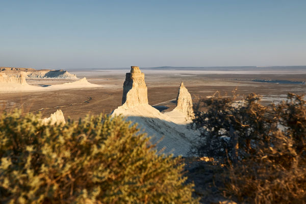 Paisagem quase desértica no Planalto de Ustyurt, no Cazaquistão, parte da Eurásia de clima desértico.