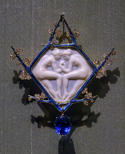J&oacute;ia desenhada pelo designer Ren&eacute; Jules Lalique, artista conhecido por suas cria&ccedil;&otilde;es dentro do estilo Art D&eacute;co.[3]