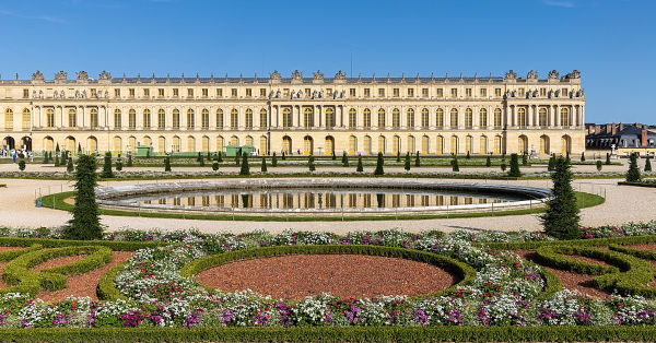 Palácio de Versalhes, o ápice do luxo e da ostentação do absolutismo francês.