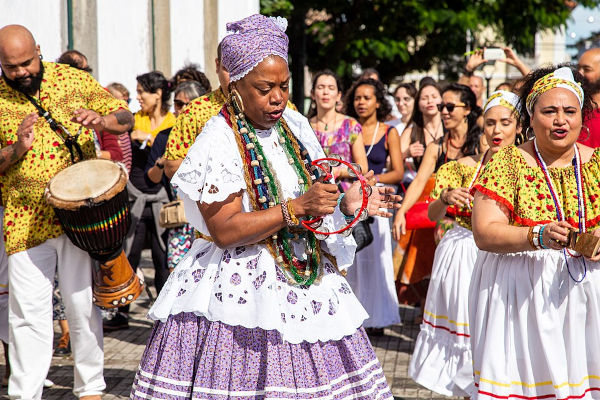 Pessoas praticando samba de roda no Recôncavo Baiano.