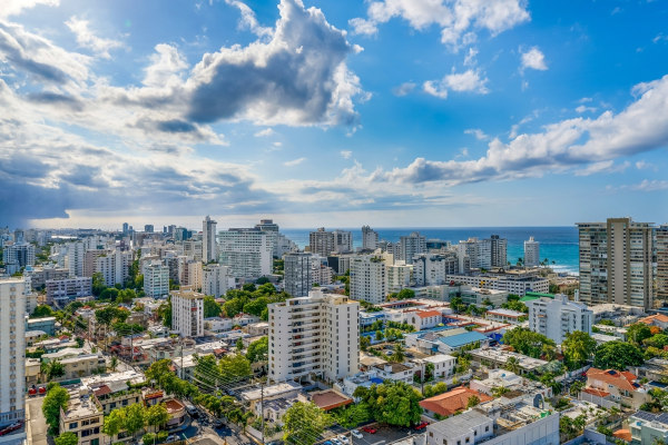 Paisagem urbana de San Juan, capital de Porto Rico e a cidade mais populosa do território.