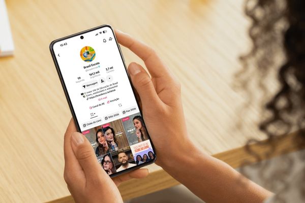 Tela de celular mostra TikTok do Brasil Escola