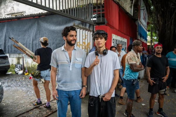 Wagner Moura e Bem Moura nos bastidores de “O agente secreto”.