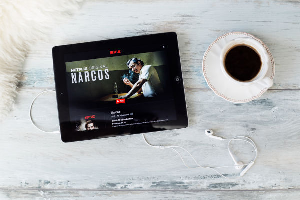 Tablet mostrando Wagner Moura como Pablo Escobar na série “Narcos”.