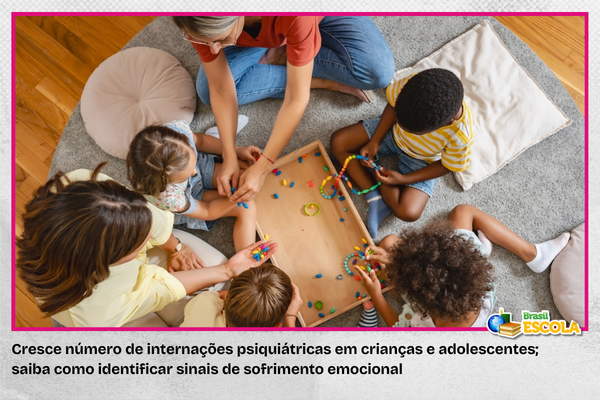 foto de professora brincando com crianças em sala de aula