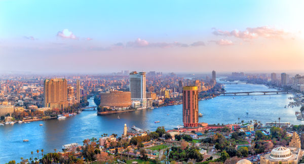 Paisagem composta pelo Rio Nilo na cidade de Cairo, no Egito, país mais populoso da África do Norte.