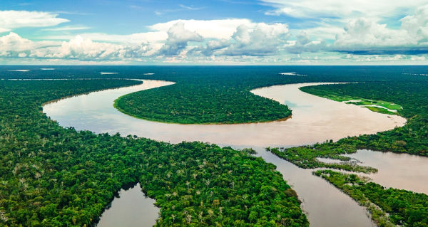 Floresta Amaz&ocirc;nica e Rio Amazonas, na Amaz&ocirc;nia, locais onde s&atilde;o formados os rios voadores.