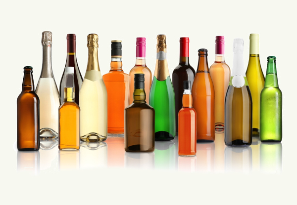 Diversos vidros com bebidas alcoólicas. 