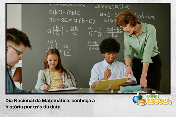 Professora com alunos em aula de matemática
