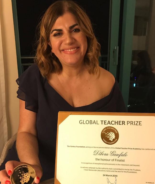 D&eacute;bora Garofalo foi reconhecida como uma das 10 melhores professoras do mundo em 2019.